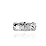 The picture shows a 18K white gold ring 6mm with hand-engravings including a sea turtle.