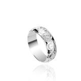 The picture shows a 18K white gold ring 6mm with hand-engravings including a sea turtle.