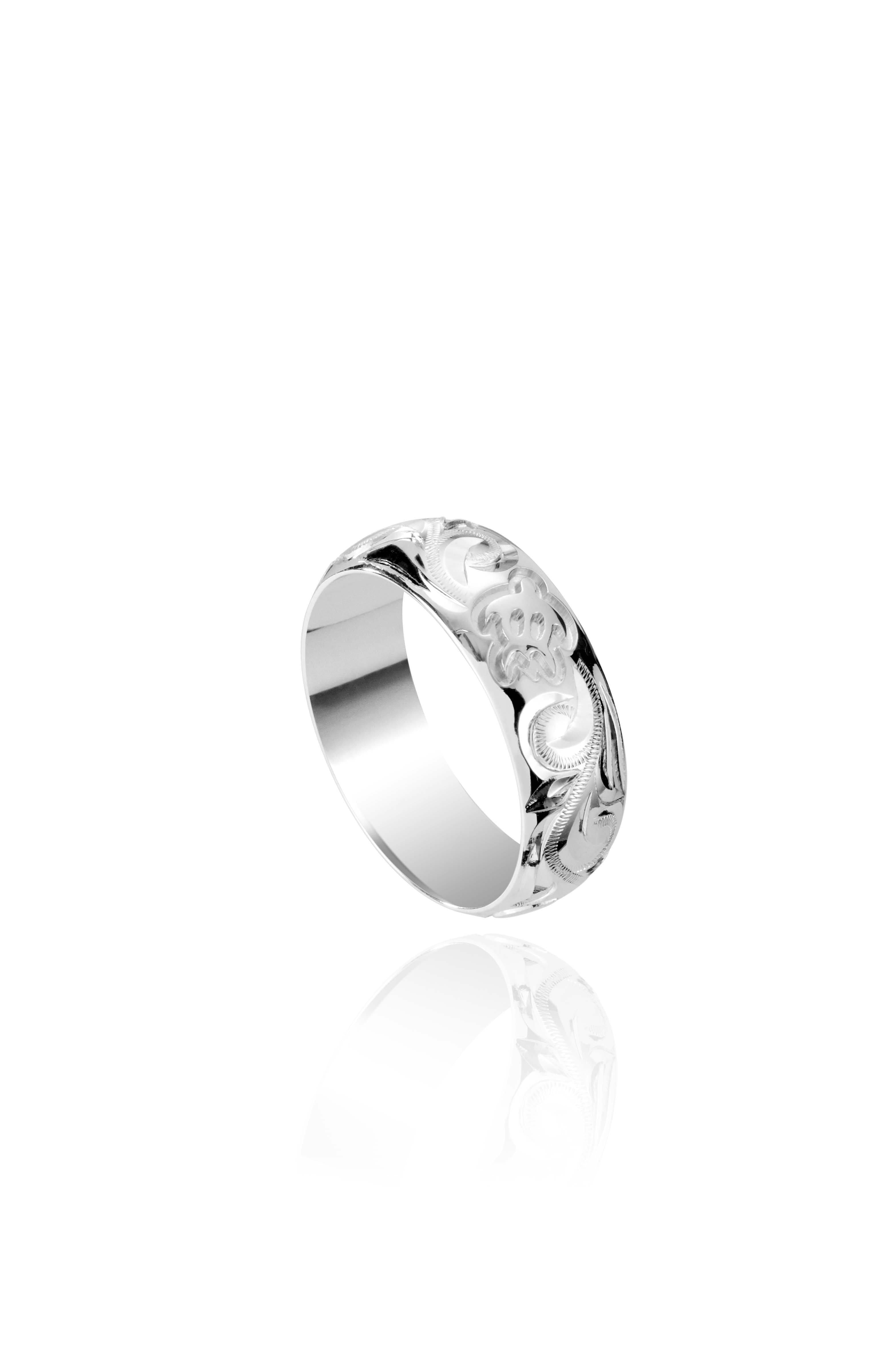 The picture shows a 18K white gold ring 6mm with hand-engravings including a sea turtle.