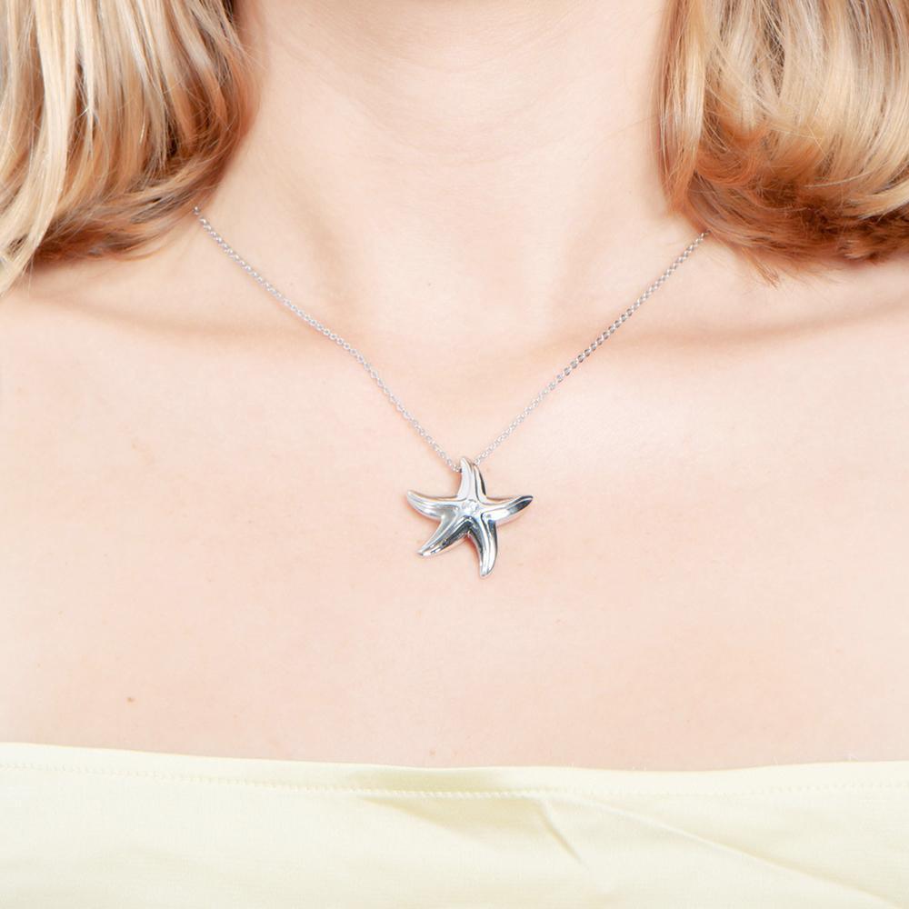 The picture shows a 925 sterling silver white gold vermeil starfish pendant with cubic zirconia.