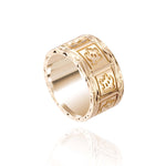 The picture shows a 10 mm 14K yellow gold sea turtle ring.