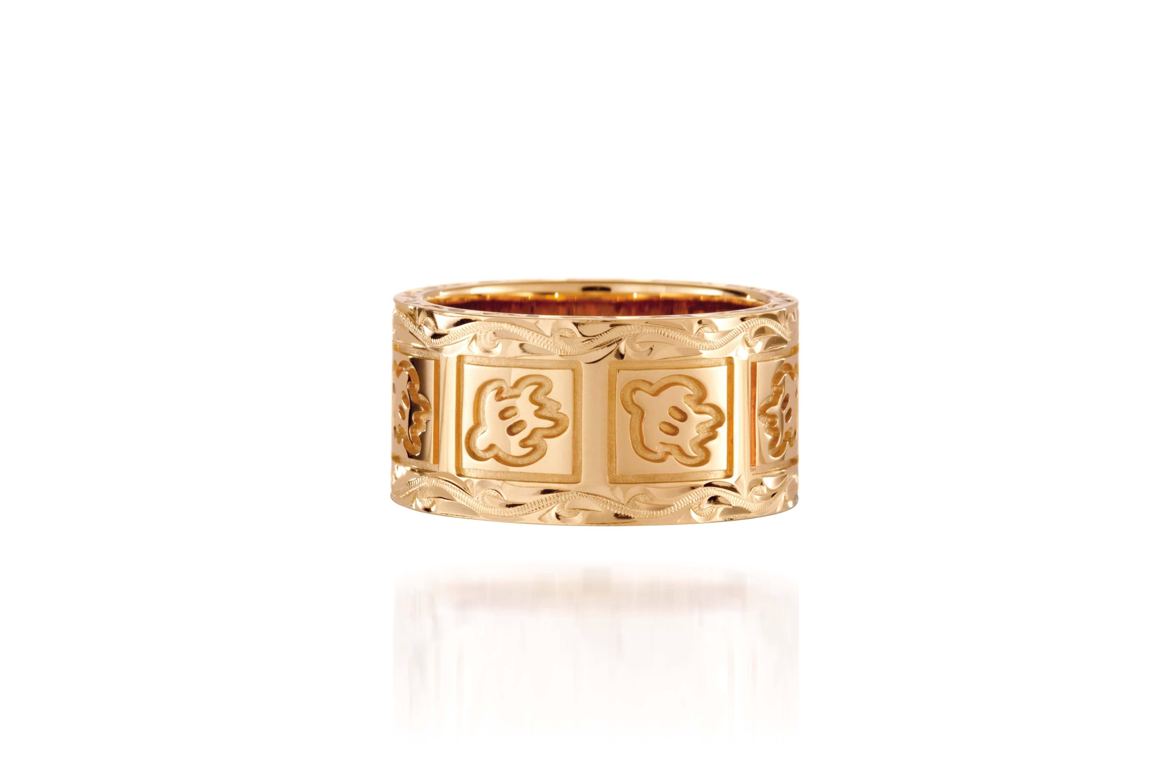 The picture shows a 10 mm 14K yellow gold sea turtle ring.