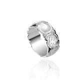 The picture shows a 18K white gold ring (8mm) with hand engravings including a sea turtle.