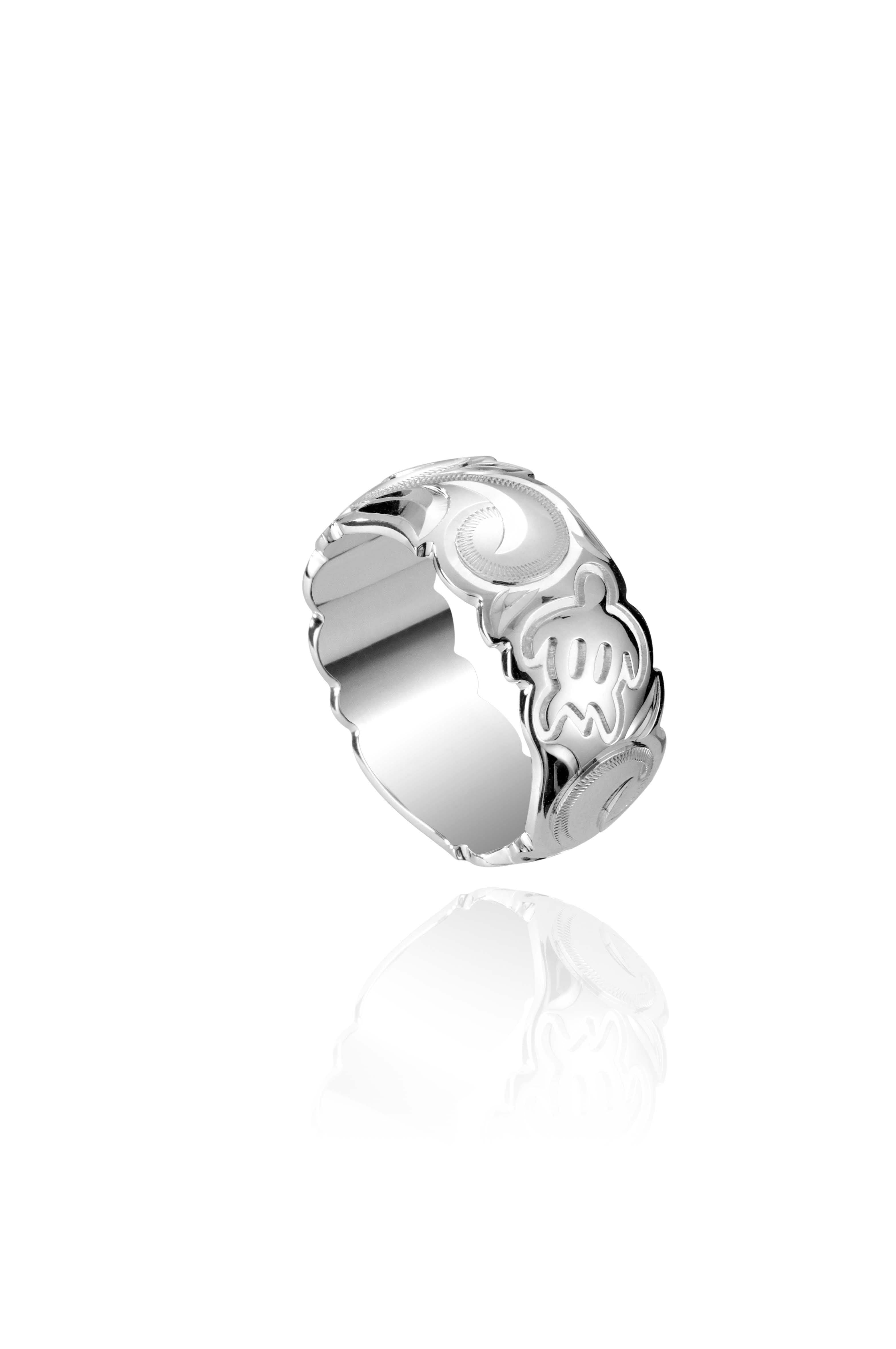 The picture shows a 18K white gold ring (8mm) with hand engravings including a sea turtle.