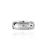 The picture shows a 18K white gold ring 6mm with hand-engravings including a sea turtle.