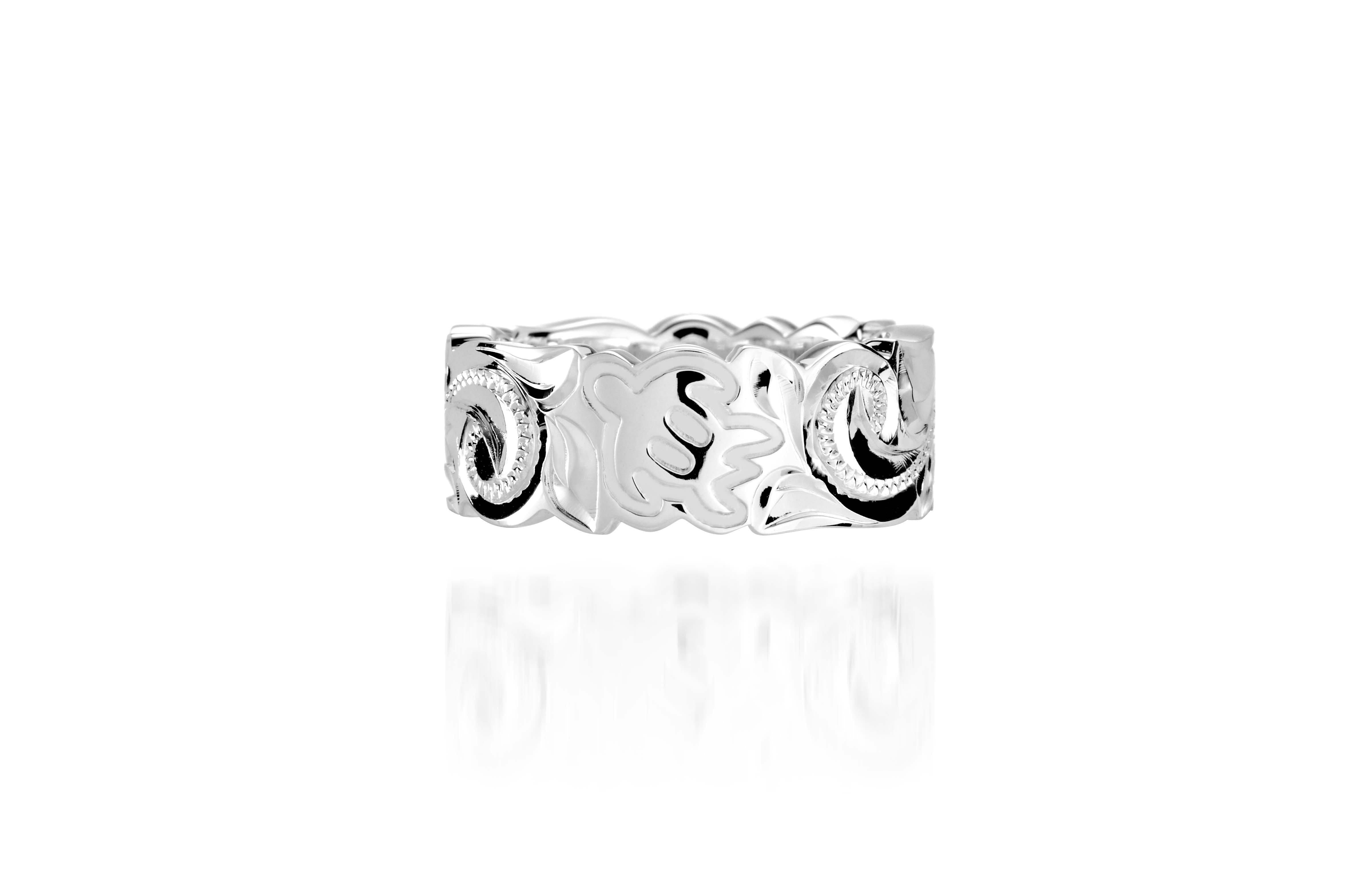 The picture shows a 925 sterling silver 8 mm ring with hand engravings including sea turtles.