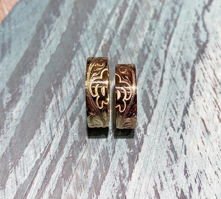 The picture shows a 14K yellow and rose gold sea turtle ring with half a sea turtle engraving.